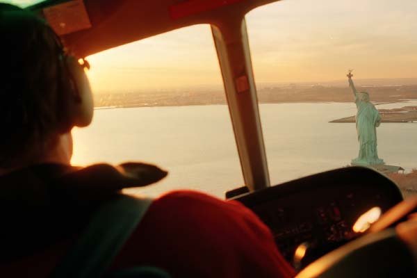 Helikopterflug vor Manhattan mit Blick auf die Freiheitsstatue
