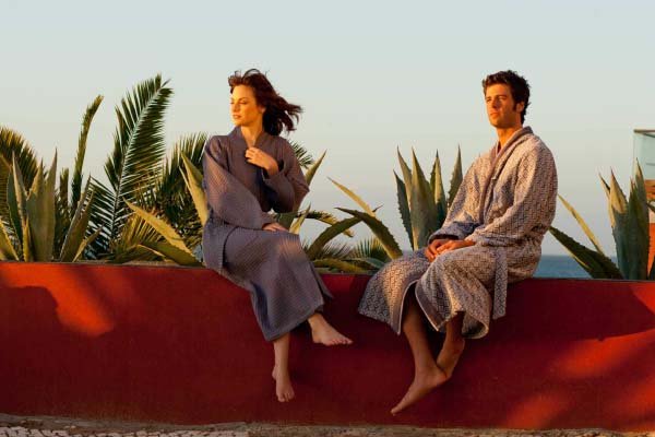 Werbefoto für Bademäntel mit einem Paar auf der Sonnenterasse